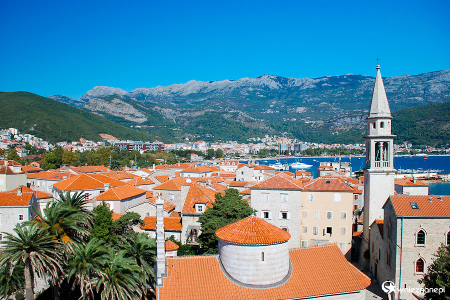 Czarnogóra. Budva. Widok z Cytadeli na kamienice Starego Miasta. - foto: wnieznane.pl Czarnogóra. Budva. Widok z Cytadeli na kamienice Starego Miasta. - foto: wnieznane.pl