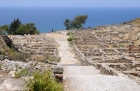 Wyspa Rodos. Starożytne Kamiros - miasto całkowicie zniszczone w wyniku trzęsienia ziemi. Widok z górnej części ruin. W tle Morze Egejskie, którego wybrzeże znajdowało się przed wiekami przy mieście. - foto: wnieznane.pl Wyspa Rodos. Starożytne Kamiros - miasto całkowicie zniszczone w wyniku trzęsienia ziemi. Widok z górnej części ruin. W tle Morze Egejskie, którego wybrzeże znajdowało się przed wiekami przy mieście. - foto: wnieznane.pl
