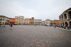 Werona. Piazza Bra - główny i największy plac w mieście. Po prawej fragment Areny. Na wprost Liston. - foto: wnieznane.pl Werona. Piazza Bra - główny i największy plac w mieście. Po prawej fragment Areny. Na wprost Liston. - foto: wnieznane.pl