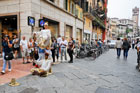Werona. Artyści uliczni po drodze do Casa di Giulietta (Domu Julii). - foto: wnieznane.pl Werona. Artyści uliczni po drodze do Casa di Giulietta (Domu Julii). - foto: wnieznane.pl