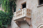 Werona. Na placu przed Casa di Giulietta (Domem Julii). Słynny balkon. - foto: wnieznane.pl Werona. Na placu przed Casa di Giulietta (Domem Julii). Słynny balkon. - foto: wnieznane.pl