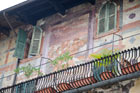Werona, Piazza delle Erbe (Plac Ziół). Casa Mazzanti z przepięknymi freskami na fasadzie. - foto: wnieznane.pl Werona, Piazza delle Erbe (Plac Ziół). Casa Mazzanti z przepięknymi freskami na fasadzie. - foto: wnieznane.pl
