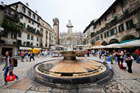Werona. Fontanna Madonna Verona na Piazza delle Erbe (Placu Ziół). - foto: wnieznane.pl Werona. Fontanna Madonna Verona na Piazza delle Erbe (Placu Ziół). - foto: wnieznane.pl