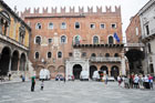 Werona. Piazza dei Signori, Palazzo della Prefettura. - foto: wnieznane.pl Werona. Piazza dei Signori, Palazzo della Prefettura. - foto: wnieznane.pl