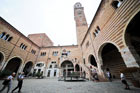 Werona. Wewnętrzny dziedziniec Palazzo del Comune (Palazzo della Ragione). Po prawej stronie Torre dei Lamberti. - foto: wnieznane.pl Werona. Wewnętrzny dziedziniec Palazzo del Comune (Palazzo della Ragione). Po prawej stronie Torre dei Lamberti. - foto: wnieznane.pl