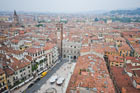 Werona. Widok z Torre dei Lamberti na Piazza delle Erbe i Torre del Gardello. - foto: wnieznane.pl Werona. Widok z Torre dei Lamberti na Piazza delle Erbe i Torre del Gardello. - foto: wnieznane.pl