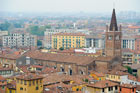 Werona. Widok z Torre dei Lamberti na miasto i Chiesa di Santa Anastasia. - foto: wnieznane.pl Werona. Widok z Torre dei Lamberti na miasto i Chiesa di Santa Anastasia. - foto: wnieznane.pl