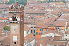 Werona. Widok z Torre dei Lamberti na Piazza delle Erbe, Palazzo Maffei, kolumnę z symbolem Republiki Weneckiej i Torre dell Gardello. - foto: wnieznane.pl Werona. Widok z Torre dei Lamberti na Piazza delle Erbe, Palazzo Maffei, kolumnę z symbolem Republiki Weneckiej i Torre dell Gardello. - foto: wnieznane.pl
