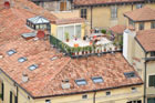 Werona. Widok z Torre dei Lamberti na ogród na dachu. - foto: wnieznane.pl Werona. Widok z Torre dei Lamberti na ogród na dachu. - foto: wnieznane.pl