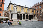Werona. Pomnik Dantego na Piazza dei Signori. - foto: wnieznane.pl Werona. Pomnik Dantego na Piazza dei Signori. - foto: wnieznane.pl