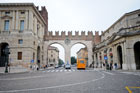 Werona. Portani della Brà - brama, będąca dawniej częścią murów miejskich. - foto: wnieznane.pl Werona. Portani della Brà - brama, będąca dawniej częścią murów miejskich. - foto: wnieznane.pl