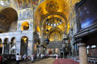 Wenecja. Pięknie zdobione wnętrze Bazyliki św. Marka przy Piazza San Marco. - foto: wnieznane.pl Wenecja. Pięknie zdobione wnętrze Bazyliki św. Marka przy Piazza San Marco. - foto: wnieznane.pl