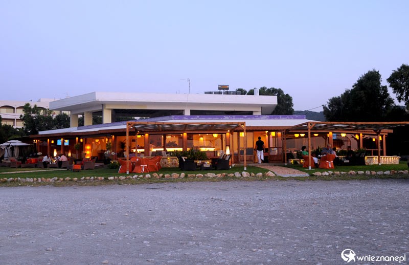 Wyspa Rodos. Grecka tawerna o zmroku tuż przy plaży w okolicy Ialyssos, na zachodnim brzegu wyspy. - foto: wnieznane.pl Wyspa Rodos. Grecka tawerna o zmroku tuż przy plaży w okolicy Ialyssos, na zachodnim brzegu wyspy. - foto: wnieznane.pl