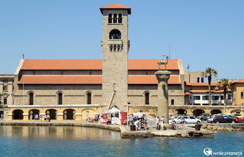 Wyspa Rodos. Jedno z najbardziej charakterystycznych miejsc na Rodos - wejście do portu Mandraki, kościół św. Józefa Ewangelisty, wieża oraz jeleń - symbol Rodos. - foto: wnieznane.pl Wyspa Rodos. Jedno z najbardziej charakterystycznych miejsc na Rodos - wejście do portu Mandraki, kościół św. Józefa Ewangelisty, wieża oraz jeleń - symbol Rodos. - foto: wnieznane.pl