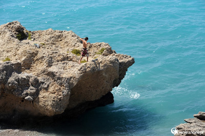 Wyspa Rodos. Chłopak skaczący do błękitnego morza z wielkiej skały w okolicach stolicy wyspy Rodos. - foto: wnieznane.pl Wyspa Rodos. Chłopak skaczący do błękitnego morza z wielkiej skały w okolicach stolicy wyspy Rodos. - foto: wnieznane.pl