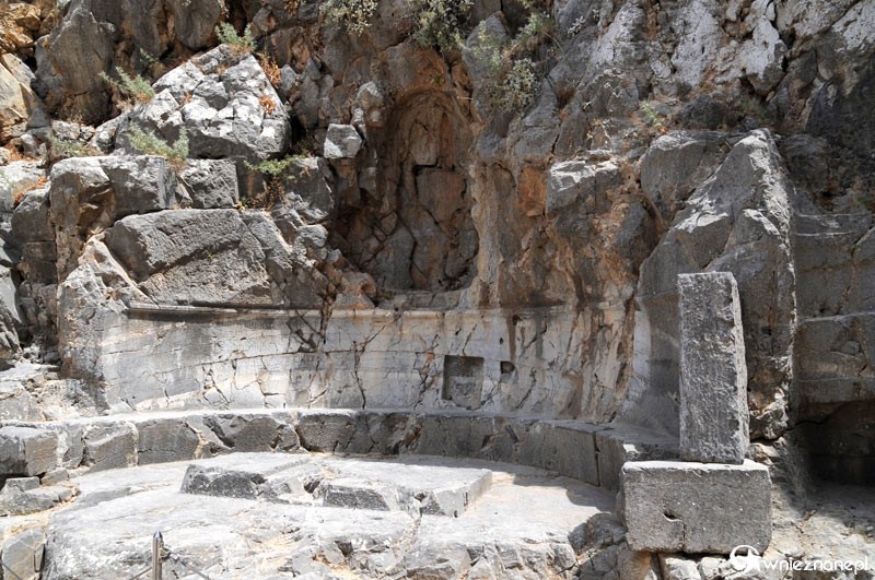 Wyspa Rodos. Miasto Lindos. Zabytkowe ruiny przy wejściu na Akropol. - foto: wnieznane.pl Wyspa Rodos. Miasto Lindos. Zabytkowe ruiny przy wejściu na Akropol. - foto: wnieznane.pl