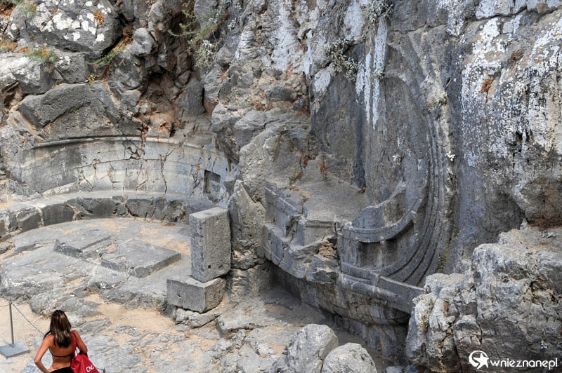 Wyspa Rodos. Starożytne Lindos. Fragment statku wykutego w skale przy wejściu do ruin Akropolu. - foto: wnieznane.pl Wyspa Rodos. Starożytne Lindos. Fragment statku wykutego w skale przy wejściu do ruin Akropolu. - foto: wnieznane.pl