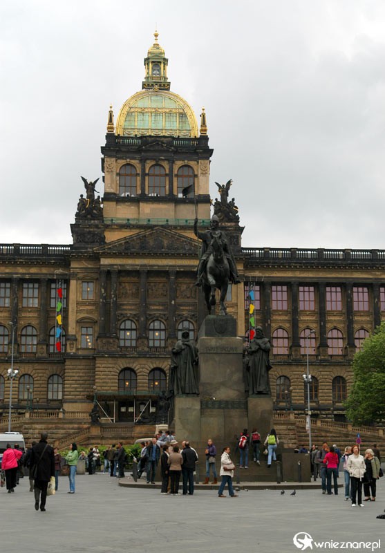 Budynek Muzeum Narodowego i pomnik św. Wacława na Placu Wacława. - foto: wnieznane.pl Budynek Muzeum Narodowego i pomnik św. Wacława na Placu Wacława. - foto: wnieznane.pl