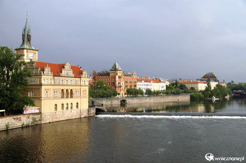 Widok z Mostu Karola na budynki i Wełtawę. - foto: wnieznane.pl Widok z Mostu Karola na budynki i Wełtawę. - foto: wnieznane.pl