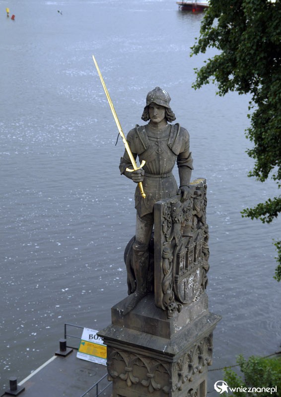 Jedna z figur stojących na Moście Karola. - foto: wnieznane.pl Jedna z figur stojących na Moście Karola. - foto: wnieznane.pl