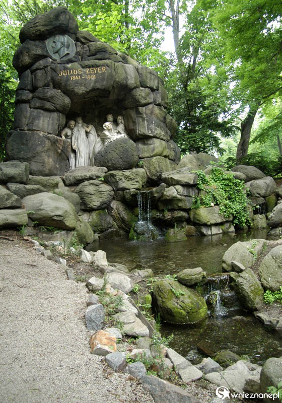 W parku niedaleko Zamku na Hradczanach. - foto: wnieznane.pl W parku niedaleko Zamku na Hradczanach. - foto: wnieznane.pl