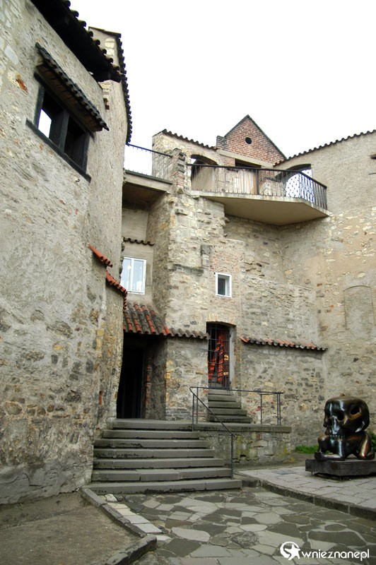 U wylotu Złotej Uliczki w czeskiej Pradze. - foto: wnieznane.pl U wylotu Złotej Uliczki w czeskiej Pradze. - foto: wnieznane.pl