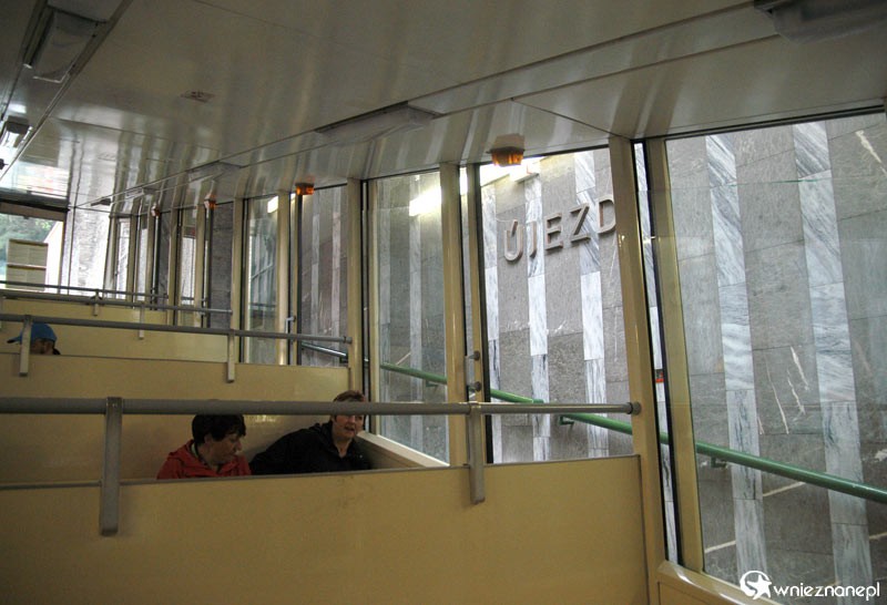 W kolejce jadącej na wzgórze Petrin. - foto: wnieznane.pl W kolejce jadącej na wzgórze Petrin. - foto: wnieznane.pl