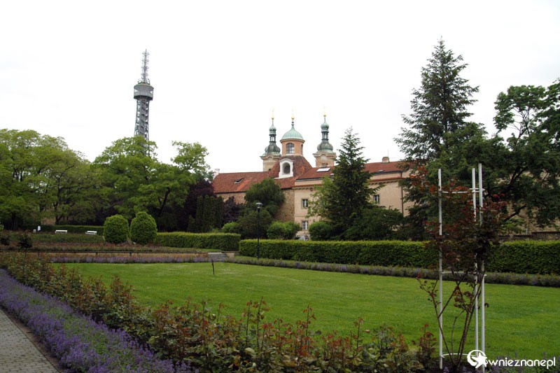 Na wzgórzu Petrin. W tle Petrinska rozhledna. - foto: wnieznane.pl Na wzgórzu Petrin. W tle Petrinska rozhledna. - foto: wnieznane.pl