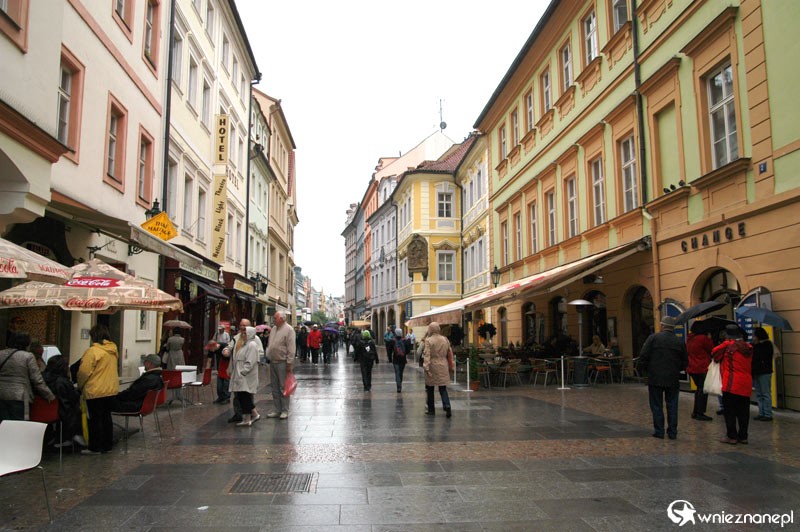 Jedna z ulic w czeskiej Pradze. - foto: wnieznane.pl Jedna z ulic w czeskiej Pradze. - foto: wnieznane.pl