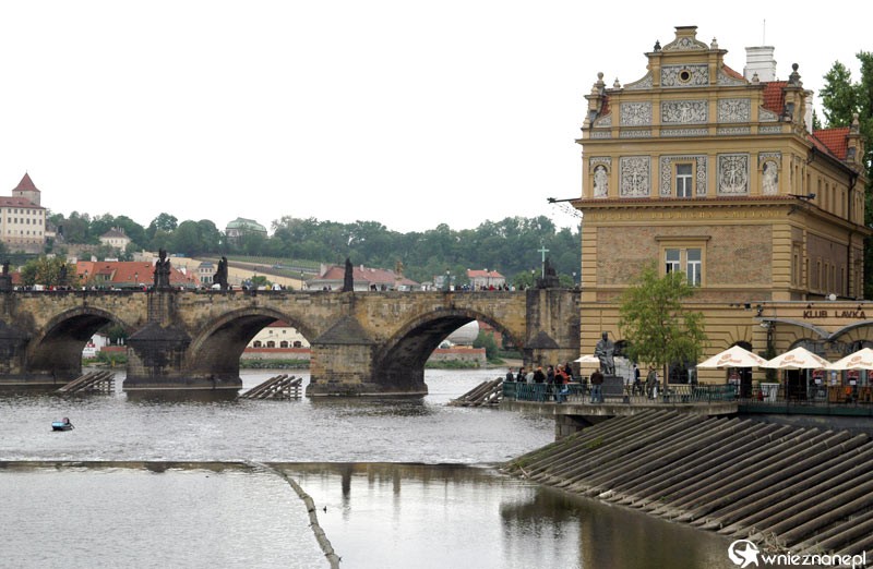 Most Karola widziany z brzegu Wełtawy. - foto: wnieznane.pl Most Karola widziany z brzegu Wełtawy. - foto: wnieznane.pl