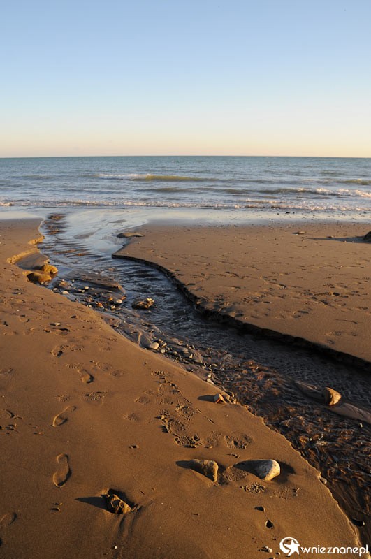 Costa del Sol. Ujście rzeczki do morza w Esteponie. - foto: wnieznane.pl Costa del Sol. Ujście rzeczki do morza w Esteponie. - foto: wnieznane.pl