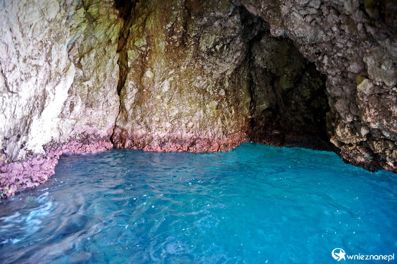 Grecka wyspa Korfu. Błękitna woda w Nausika Cave, jednej z Błękitnych Grot w okolicy Paleokastritsy. - foto: wnieznane.pl Grecka wyspa Korfu. Błękitna woda w Nausika Cave, jednej z Błękitnych Grot w okolicy Paleokastritsy. - foto: wnieznane.pl