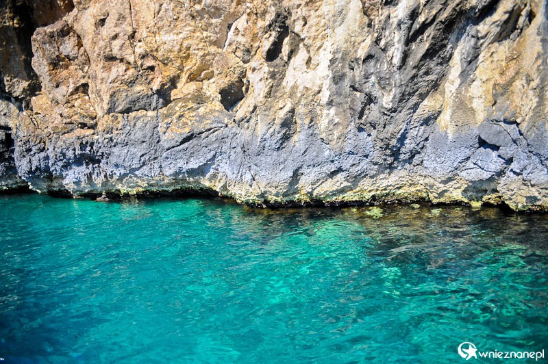 Grecka wyspa Korfu. Rejs łodzią do Błękitnych Grot u wybrzeża Paleokastritsy. - foto: wnieznane.pl Grecka wyspa Korfu. Rejs łodzią do Błękitnych Grot u wybrzeża Paleokastritsy. - foto: wnieznane.pl