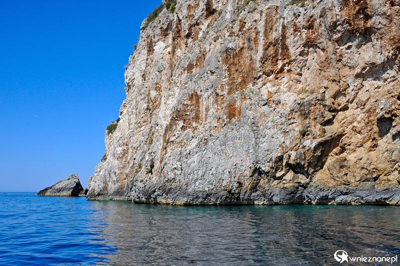 Grecka wyspa Korfu. Rejs łodzią do Błękitnych Grot u wybrzeża Paleokastritsy. - foto: wnieznane.pl Grecka wyspa Korfu. Rejs łodzią do Błękitnych Grot u wybrzeża Paleokastritsy. - foto: wnieznane.pl