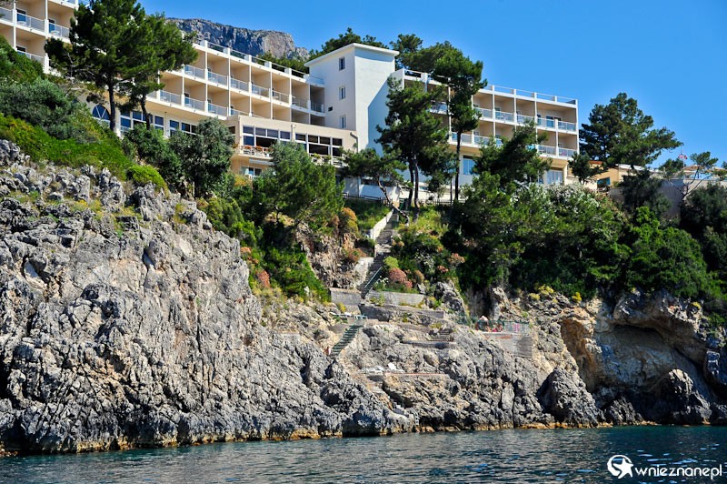 Grecka wyspa Korfu. Schodki i drabinka prowadzące z jednego z hoteli w Paleokastritsie do wody. - foto: wnieznane.pl Grecka wyspa Korfu. Schodki i drabinka prowadzące z jednego z hoteli w Paleokastritsie do wody. - foto: wnieznane.pl