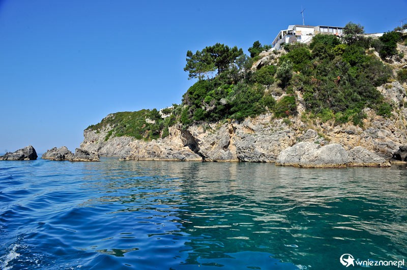 Grecka wyspa Korfu. Skaliste wybrzeże Morza Jońskiego w miejscowości Paleokastritsa. - foto: wnieznane.pl Grecka wyspa Korfu. Skaliste wybrzeże Morza Jońskiego w miejscowości Paleokastritsa. - foto: wnieznane.pl