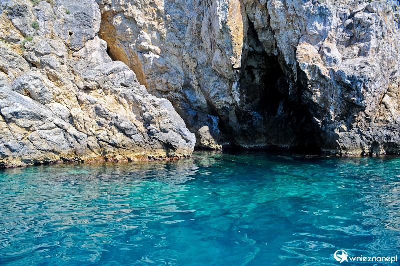 Grecka wyspa Korfu. Skaliste wybrzeże Morza Jońskiego w miejscowości Paleokastritsa. - foto: wnieznane.pl Grecka wyspa Korfu. Skaliste wybrzeże Morza Jońskiego w miejscowości Paleokastritsa. - foto: wnieznane.pl