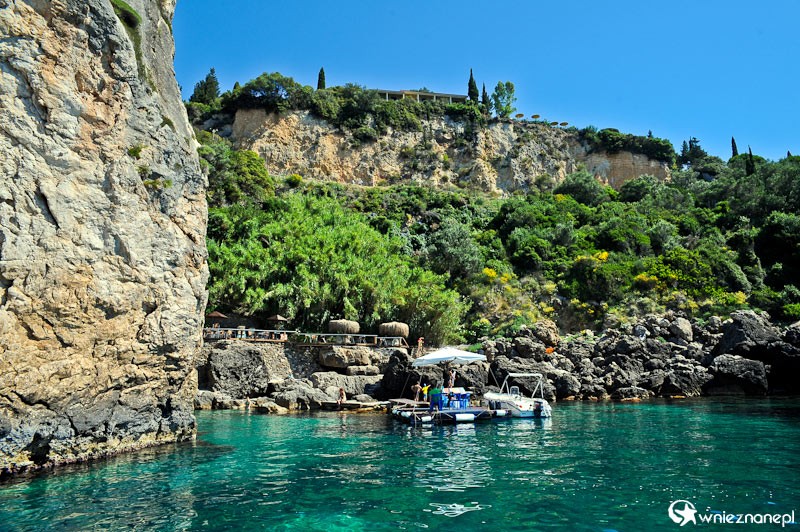 Grecka wyspa Korfu. Skaliste wybrzeże Morza Jońskiego w miejscowości Paleokastritsa. La Grotta widziana od strony morza. - foto: wnieznane.pl Grecka wyspa Korfu. Skaliste wybrzeże Morza Jońskiego w miejscowości Paleokastritsa. La Grotta widziana od strony morza. - foto: wnieznane.pl