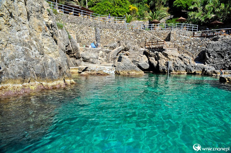 Grecka wyspa Korfu. Skaliste wybrzeże Morza Jońskiego w miejscowości Paleokastritsa. La Grotta widziana od strony morza. - foto: wnieznane.pl Grecka wyspa Korfu. Skaliste wybrzeże Morza Jońskiego w miejscowości Paleokastritsa. La Grotta widziana od strony morza. - foto: wnieznane.pl