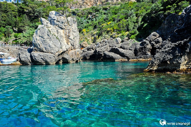 Grecka wyspa Korfu. Skaliste wybrzeże Morza Jońskiego w miejscowości Paleokastritsa. La Grotta widziana od strony morza. - foto: wnieznane.pl Grecka wyspa Korfu. Skaliste wybrzeże Morza Jońskiego w miejscowości Paleokastritsa. La Grotta widziana od strony morza. - foto: wnieznane.pl