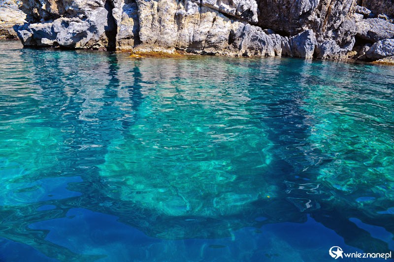 Grecka wyspa Korfu. Skaliste wybrzeże Morza Jońskiego w miejscowości Paleokastritsa. - foto: wnieznane.pl Grecka wyspa Korfu. Skaliste wybrzeże Morza Jońskiego w miejscowości Paleokastritsa. - foto: wnieznane.pl