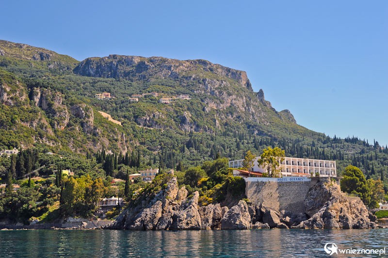 Grecka wyspa Korfu. Skaliste wybrzeże Morza Jońskiego w miejscowości Paleokastritsa. - foto: wnieznane.pl Grecka wyspa Korfu. Skaliste wybrzeże Morza Jońskiego w miejscowości Paleokastritsa. - foto: wnieznane.pl