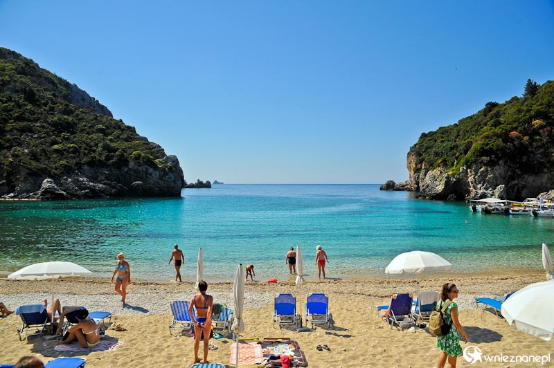 Grecka wyspa Korfu. Piękna plaża Agios Spiridon w miejscowości Paleokastritsa. - foto: wnieznane.pl Grecka wyspa Korfu. Piękna plaża Agios Spiridon w miejscowości Paleokastritsa. - foto: wnieznane.pl