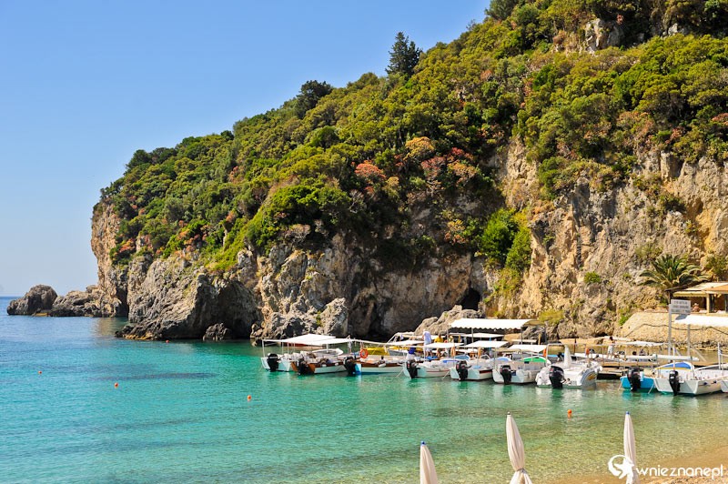 Grecka wyspa Korfu. Piękna plaża Agios Spiridon w miejscowości Paleokastritsa. - foto: wnieznane.pl Grecka wyspa Korfu. Piękna plaża Agios Spiridon w miejscowości Paleokastritsa. - foto: wnieznane.pl