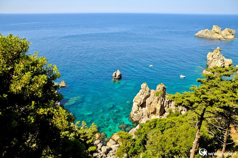 Grecka wyspa Korfu. Fantastyczny widok na morze i skały z klasztoru Theotokou w Paleokastritsie. - foto: wnieznane.pl Grecka wyspa Korfu. Fantastyczny widok na morze i skały z klasztoru Theotokou w Paleokastritsie. - foto: wnieznane.pl
