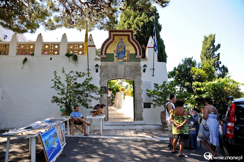 Grecka wyspa Korfu. Wejście do klasztoru Theotokou w Paleokastritsie. - foto: wnieznane.pl Grecka wyspa Korfu. Wejście do klasztoru Theotokou w Paleokastritsie. - foto: wnieznane.pl