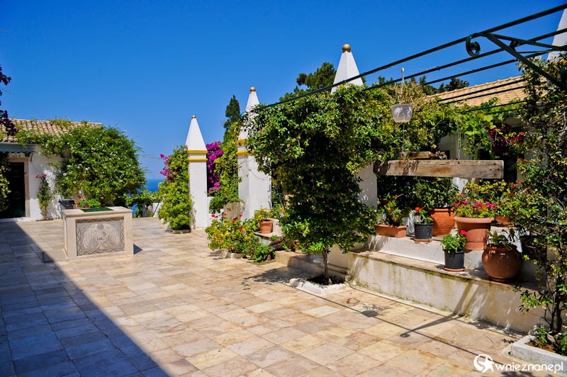 Grecka wyspa Korfu. Ukwiecony teren monastyru Theotokou w miejscowości Paleokastritsa. - foto: wnieznane.pl Grecka wyspa Korfu. Ukwiecony teren monastyru Theotokou w miejscowości Paleokastritsa. - foto: wnieznane.pl