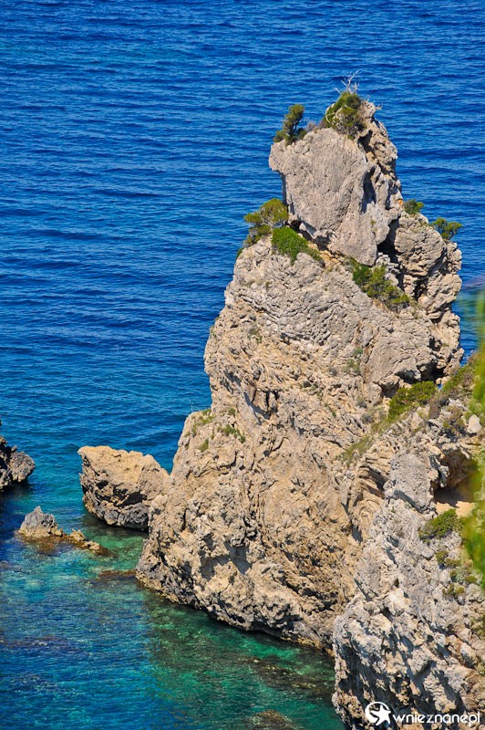 Grecka wyspa Korfu. Widok z monastyru Theotokou w miejscowości Paleokastritsa. - foto: wnieznane.pl Grecka wyspa Korfu. Widok z monastyru Theotokou w miejscowości Paleokastritsa. - foto: wnieznane.pl