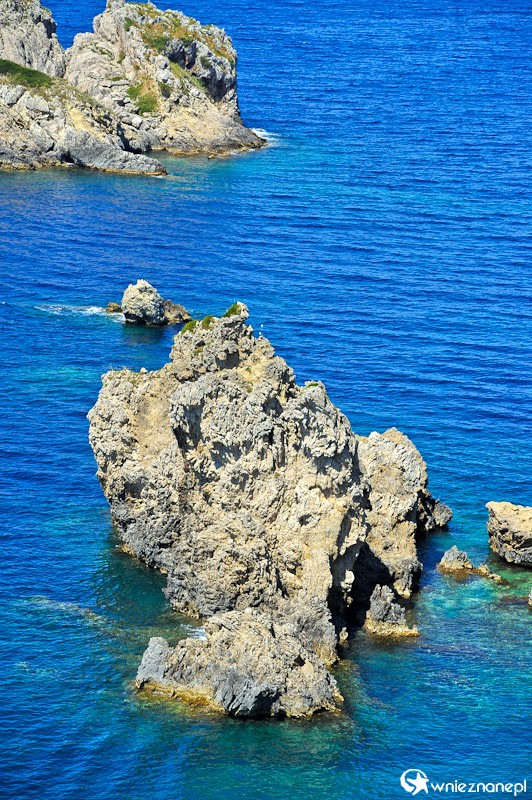 Grecka wyspa Korfu. Widok z terenu monastyru Theotokou w miejscowości Paleokastritsa. - foto: wnieznane.pl Grecka wyspa Korfu. Widok z terenu monastyru Theotokou w miejscowości Paleokastritsa. - foto: wnieznane.pl