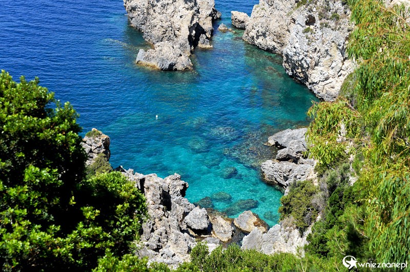 Grecka wyspa Korfu. Widok z terenu monastyru Theotokou w miejscowości Paleokastritsa. - foto: wnieznane.pl Grecka wyspa Korfu. Widok z terenu monastyru Theotokou w miejscowości Paleokastritsa. - foto: wnieznane.pl